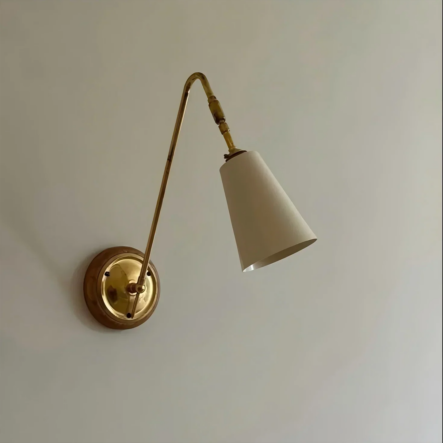 Brass Wall Light with Nordic Retro Design – Modern LED Wall Sconce | Elegant Ambient Lighting