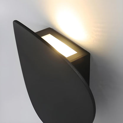 Moderne, elegante Wandleuchte in der Abenddämmerung-Leuchtezauber