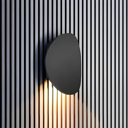 Moderne, elegante Wandleuchte in der Abenddämmerung-Leuchtezauber