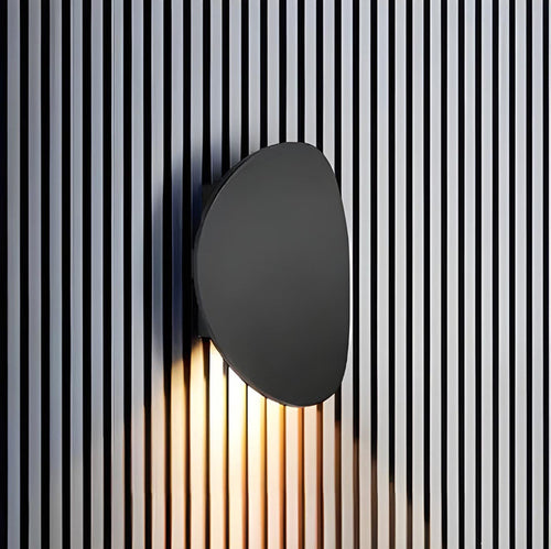 Moderne, elegante Wandleuchte in der Abenddämmerung-Leuchtezauber