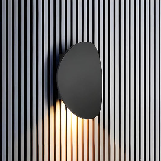 Moderne, elegante Wandleuchte in der Abenddämmerung-Leuchtezauber