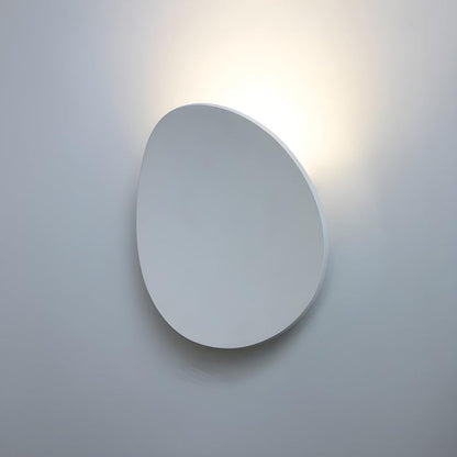 Moderne, elegante Wandleuchte in der Abenddämmerung-Leuchtezauber